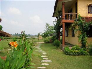 Hotel Sapana Village Lodge Chitwan Exterior photo